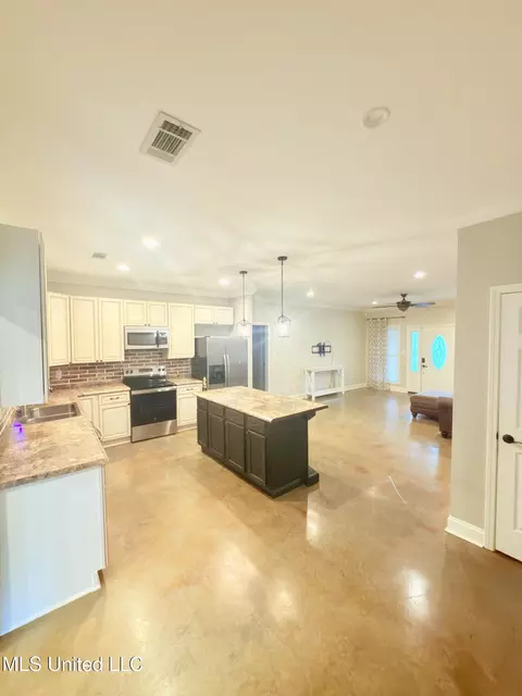 Kitchen - 300 Deer Hollow Rd, Grenada, MS 38901 photo 3 of 3