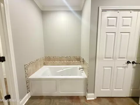 Bath - 300 Deer Hollow Rd, Grenada, MS 38901 photo 2 of 3
