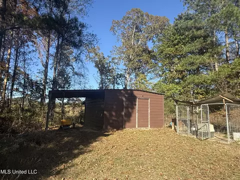 Exterior - 300 Deer Hollow Rd, Grenada, MS 38901 photo 3 of 4