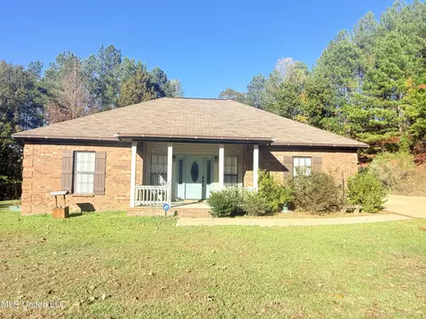 Exterior - 300 Deer Hollow Rd, Grenada, MS 38901 photo 2 of 4
