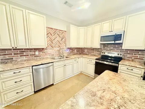 Kitchen - 300 Deer Hollow Rd, Grenada, MS 38901 photo 1 of 3