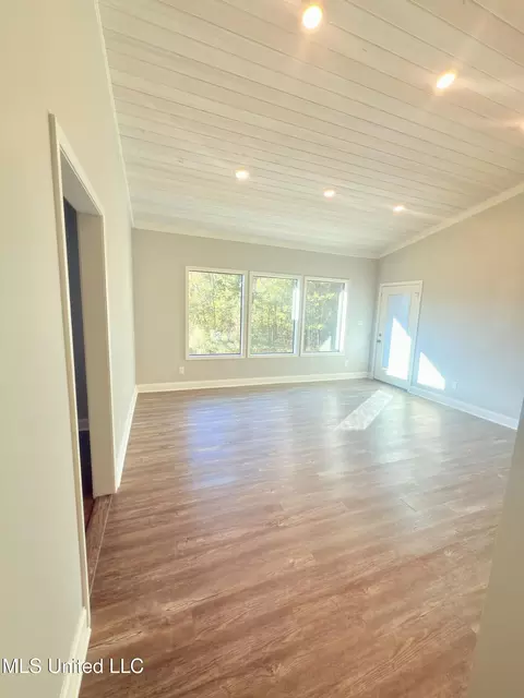 Living - 300 Deer Hollow Rd, Grenada, MS 38901 photo 2 of 2