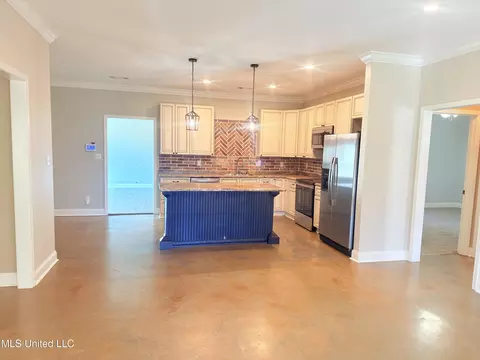 Kitchen - 300 Deer Hollow Rd, Grenada, MS 38901 photo 2 of 3