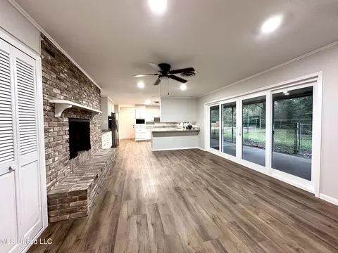 Living - 200 Robb St, Summit, MS 39666 photo 6 of 10