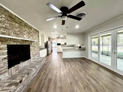 Living - 200 Robb St, Summit, MS 39666 photo 1 of 10