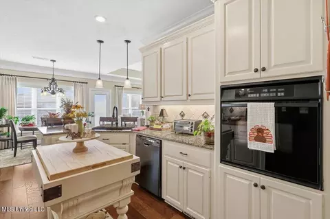 Kitchen - 514 Beacon Cv, Brandon, MS 39047 photo 2 of 4