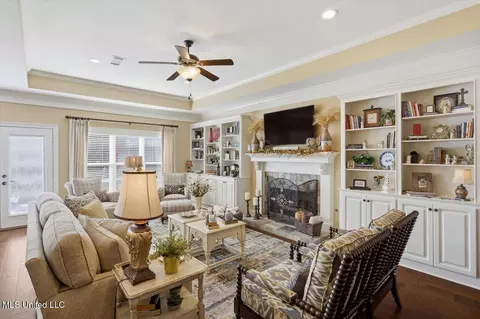 Living - 514 Beacon Cv, Brandon, MS 39047 photo 4 of 4
