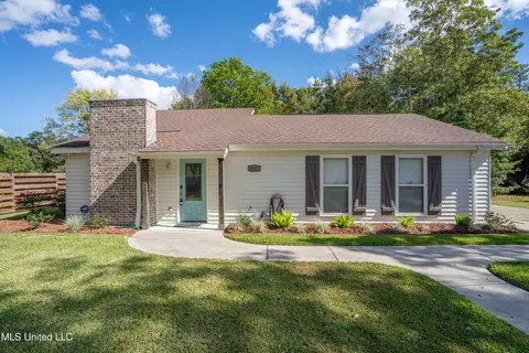 1017 Lincoln Dr, Bay Saint Louis, MS 39520