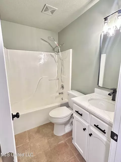Bath - 781 Cedar Trace Cir, Hernando, MS 38632 photo 2 of 2