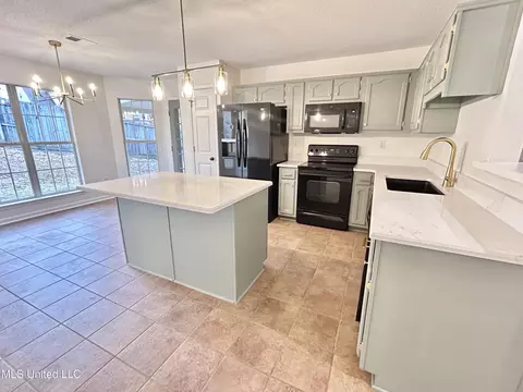 Kitchen - 781 Cedar Trace Cir, Hernando, MS 38632 photo 2 of 2