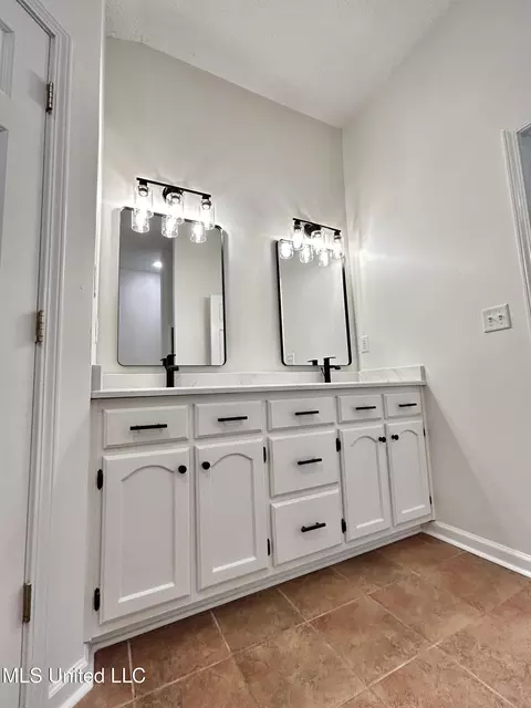 Bath - 781 Cedar Trace Cir, Hernando, MS 38632 photo 1 of 2