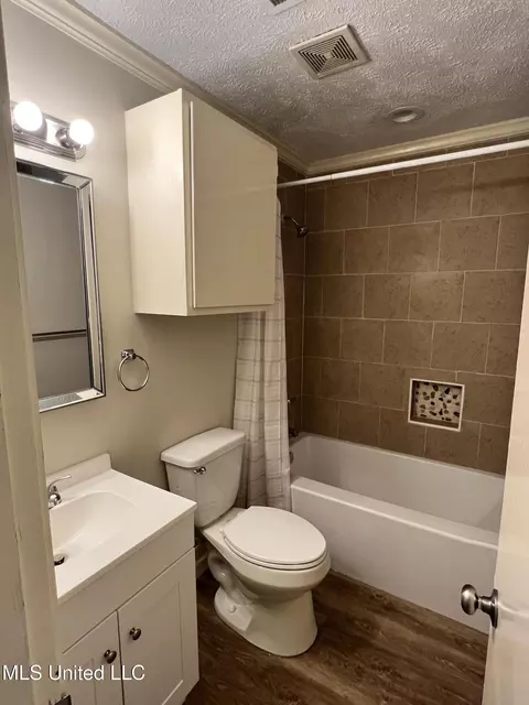 Bath - 301 Cooper Rd, Jackson, MS 39212 photo 1 of 2