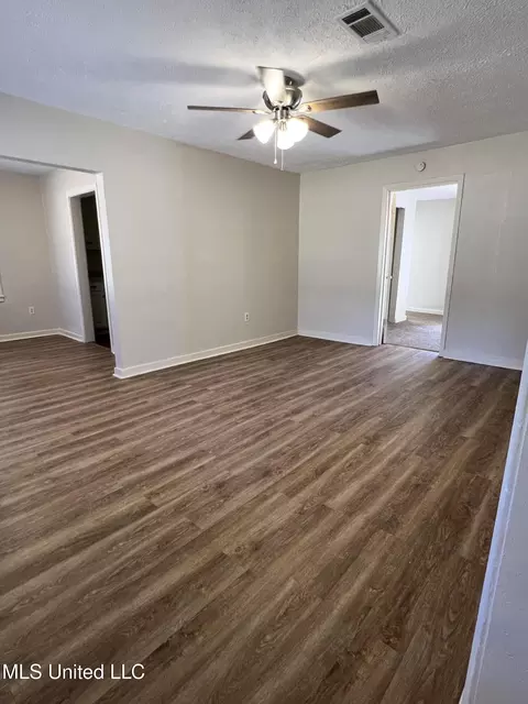 Living - 301 Cooper Rd, Jackson, MS 39212 photo 2 of 3