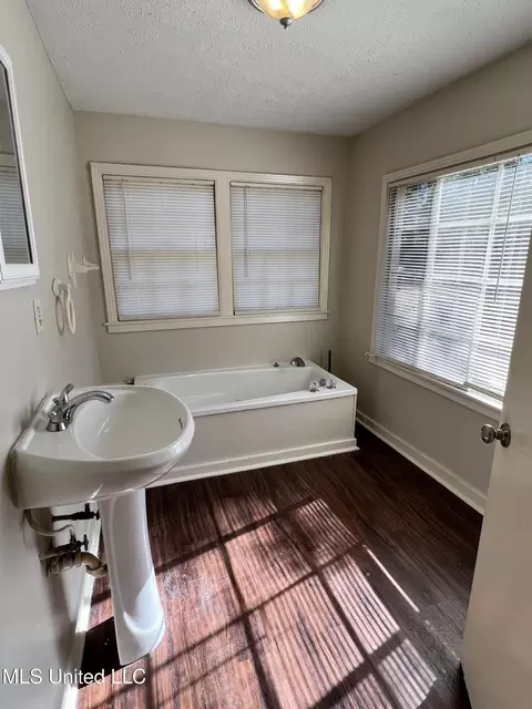 Bath - 301 Cooper Rd, Jackson, MS 39212 photo 2 of 2