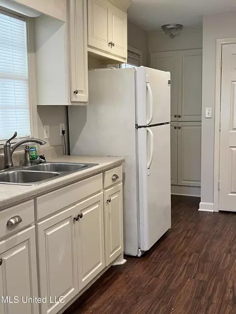 Kitchen - 301 Cooper Rd, Jackson, MS 39212 photo 2 of 3