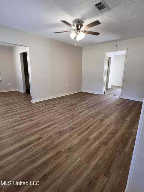 Living - 301 Cooper Rd, Jackson, MS 39212 photo 1 of 3