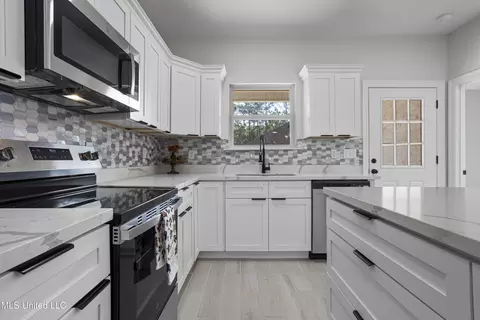 Kitchen - 1908 Barracuda Dr, Gautier, MS 39553 photo 3 of 4