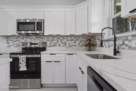 Kitchen - 1908 Barracuda Dr, Gautier, MS 39553 photo 4 of 4