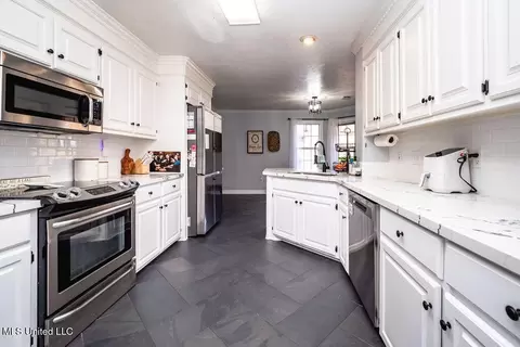 Kitchen - 417 Westport Way, Flowood, MS 39232 photo 3 of 4