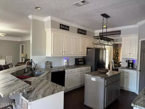 Kitchen - 15384 S Highway 55, Terry, MS 39170 photo 8 of 11