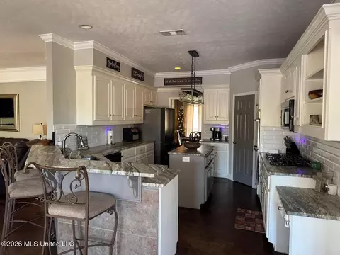 Kitchen - 15384 S Highway 55, Terry, MS 39170 photo 7 of 11