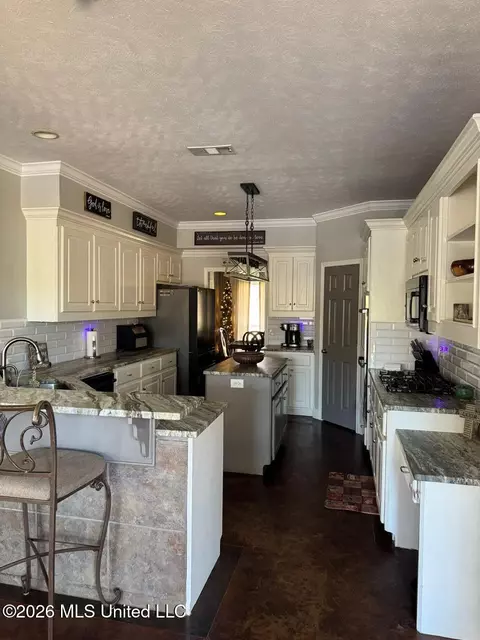Kitchen - 15384 S Highway 55, Terry, MS 39170 photo 11 of 11