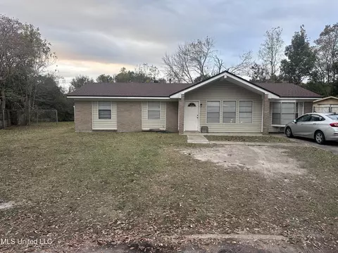 5013 Cambridge Dr, Pascagoula, MS 39581