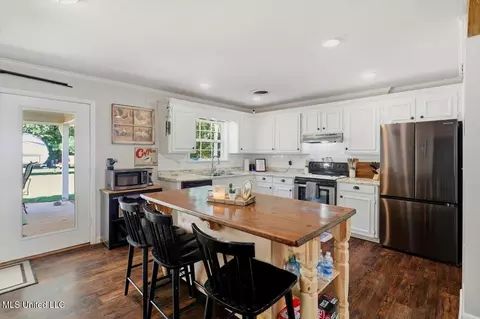 Kitchen - 6156 S Highway 18, Brandon, MS 39042 photo 1 of 3