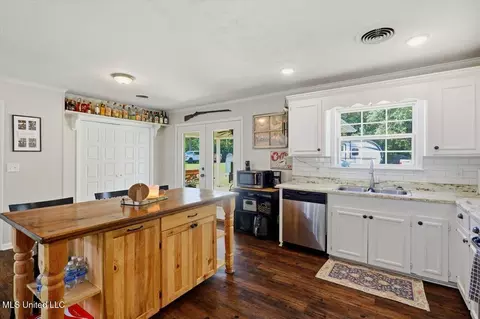 Kitchen - 6156 S Highway 18, Brandon, MS 39042 photo 3 of 3