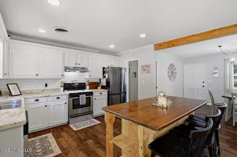 Kitchen - 6156 S Highway 18, Brandon, MS 39042 photo 2 of 3