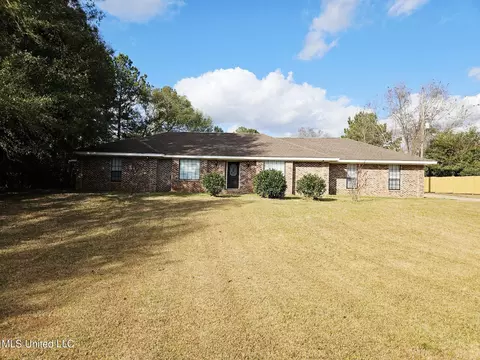 1064 Lake Shore Rd, Hattiesburg, MS 39401