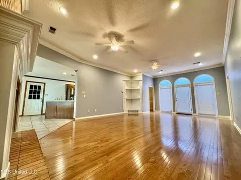 Living - 465 Augusta Dr, Hernando, MS 38632 photo 3 of 4