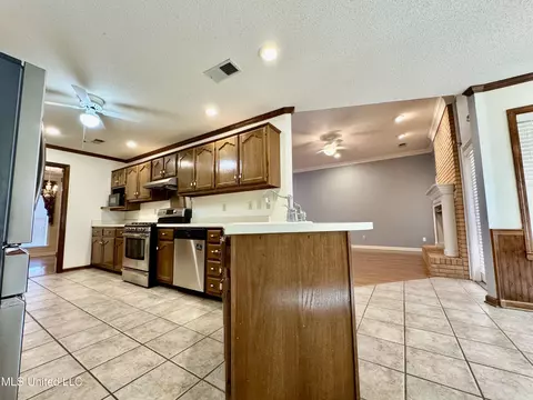 Kitchen - 465 Augusta Dr, Hernando, MS 38632 photo 3 of 4