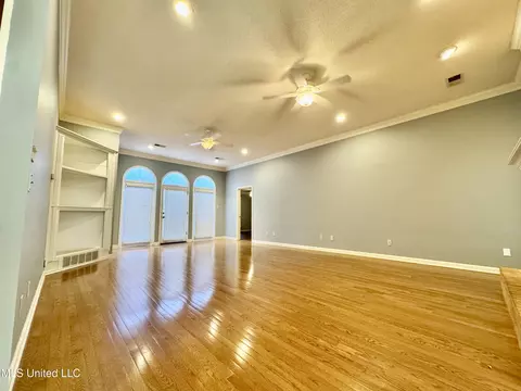 Living - 465 Augusta Dr, Hernando, MS 38632 photo 4 of 4