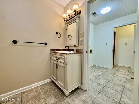 Bath - 465 Augusta Dr, Hernando, MS 38632 photo 2 of 3