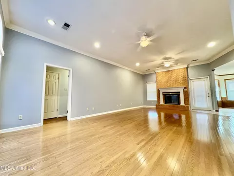 Living - 465 Augusta Dr, Hernando, MS 38632 photo 2 of 4