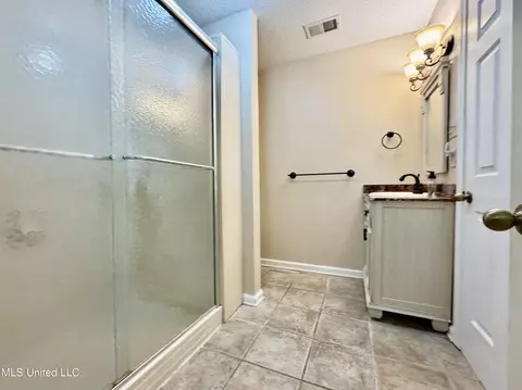 Bath - 465 Augusta Dr, Hernando, MS 38632 photo 1 of 3