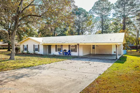 1336 Sunset Dr, Canton, MS 39046
