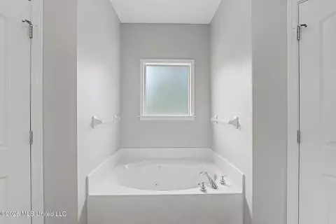 Bath - 3456 Susie Cir, Nesbit, MS 38651 photo 2 of 2