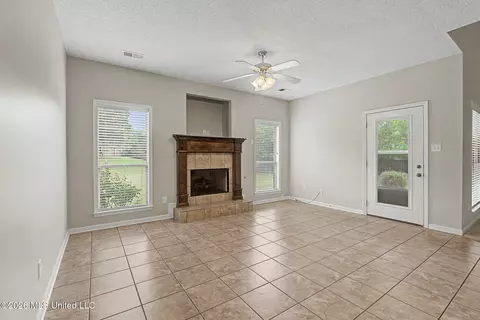 Living - 3456 Susie Cir, Nesbit, MS 38651 photo 5 of 5