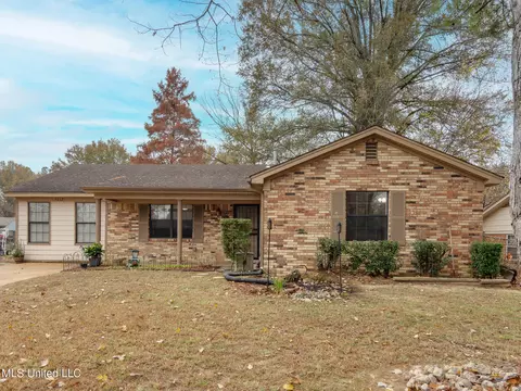 5717 Iroquois Dr, Horn Lake, MS 38637