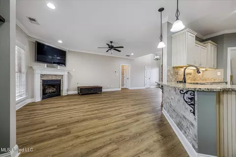 Living - 2087 S Jefferson Loop, Hernando, MS 38632 photo 4 of 4