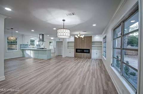 Living - 4313 Ridgewood Rd, Jackson, MS 39211 photo 2 of 4