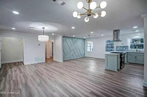 Living - 4313 Ridgewood Rd, Jackson, MS 39211 photo 3 of 4