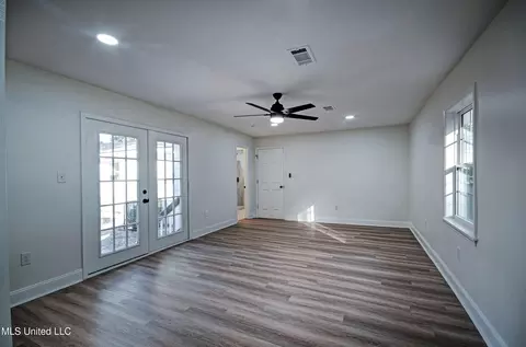 Living - 4313 Ridgewood Rd, Jackson, MS 39211 photo 4 of 4