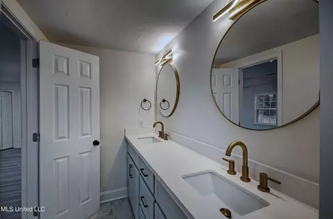 Bath - 4313 Ridgewood Rd, Jackson, MS 39211 photo 5 of 5