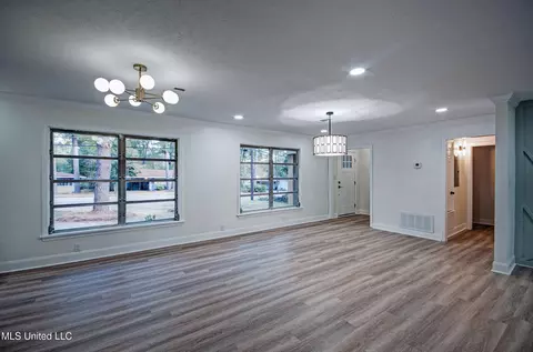 Living - 4313 Ridgewood Rd, Jackson, MS 39211 photo 1 of 4