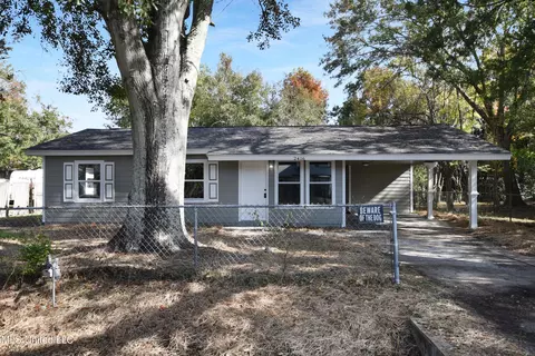 2416 N Sycamore St, Pascagoula, MS 39581