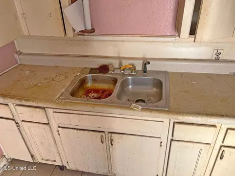 Kitchen - 340 Broadview Dr, Jackson, MS 39209 photo 1 of 3