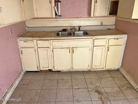 Kitchen - 340 Broadview Dr, Jackson, MS 39209 photo 3 of 3